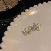 镶满锆石的银色 H 形耳环适合派对和日常佩戴。