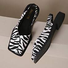 Saltos Grossos de Moda Feminina - Design de Bico Quadrado, Couro Sintético Bege e Dourado, Sola de Borracha, Uso Diário Confortável | Sandálias Planas da Moda | Sapatos com Sola de Borracha