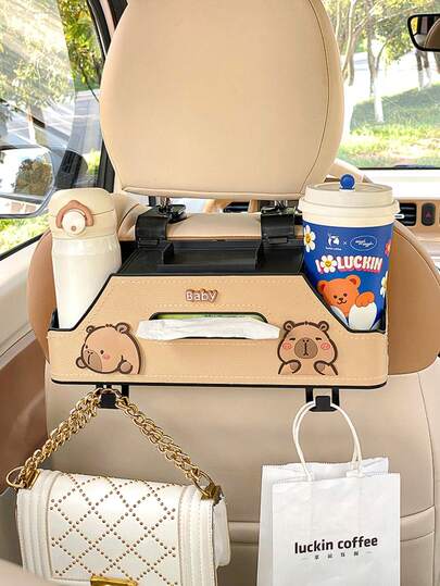 这款单包装卡通水豚造型多功能后座储物盒，专为熊猫主题汽车设计。它配备便捷的水瓶杯架和纸巾盒，兼容所有车型。不仅是汽车装饰、车内收纳和纸巾整理的理想之选，还集成了多种汽车挂钩功能。