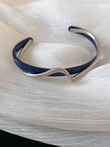 1pc Fashionable & Unique Design Metal Curved Texture Luxurious Asymmetrical Pattern White Shell Bracelet