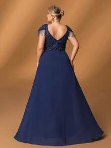 Faeriesty Mosy Plus 新娘母亲礼服:优雅雪纺晚礼服,饰有串珠亮片和鱼鳞刺绣 - 分层流苏肩部、拖地长裙和深 V 形后背,适合婚礼、红毯活动、正式晚宴和戏剧表演 - 藏蓝色 - 查看 3