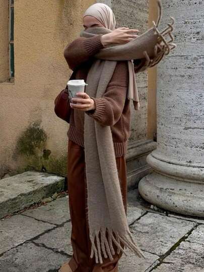 1件装女士休闲秋冬纯色百搭学院风优雅粗胡须加厚保暖围巾，适合秋冬季节防寒购物和穿搭