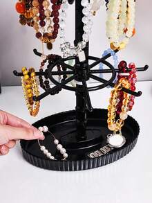 1 pieza Estante giratorio de almacenamiento multicapa Ajustable de 2/3 niveles Soporte para pulseras transparente Negro Exhibidor de joyas multifuncional para collares, pulseras, pendientes, colgantes, lazos para el cabello Organizador giratorio de escritorio Exhibidor de joyas Torre Accesorios de exhibición Organizador de mostrador de vanidad Accesorio giratorio ahorrador de espacio Vitrina ajustable para tocador Regalo de empaque Regalo de Navidad Relleno de calcetín de Navidad Regalo de boda Fiesta de boutique Mercado Fotografía de estilo Regalo de Cyber Monday Idea de regalo de Navidad Presentación de productos de pequeñas empresas Feria de artesanía Solución de almacenamiento de accesorios Organizador de joyas de alta conversión - Multicolor - Ver 6