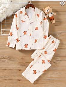 两件套可爱泰迪熊印花睡衣套装，包括一件长袖翻领上衣和一条泡泡图案睡裤，柔软舒适，适合居家穿着，是春秋季送给女儿的绝佳礼物。