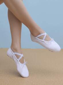 适合女孩和青少年的儿童芭蕾平底鞋 - 超轻帆布舞鞋，带分层绒面革鞋底 | 防滑瑜伽运动鞋（白色），弹力爵士舞鞋，适合舞蹈练习 - 记忆泡沫鞋垫和柔性橡胶外底 | 女童一脚蹬休闲运动鞋 - 白色 - 查看 2