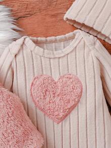 Bhchntiy 3 件套女婴秋冬套装：罗纹心形刺绣连体衣、纯色披肩背心和可爱耳帽，休闲时尚