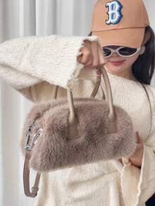 El tipo de bolso preferido para los bolsos de mujer es el nuevo lujo de felpa de las señoras bolsos de mano en otoño e invierno de 2025. Los bolsos y bolsos de mano con textura japonesa y coreana son diseños retro y de nicho. Es la mejor opción para enviar a una novia, ir de compras, el campus universitario y regalar en otoño e invierno.