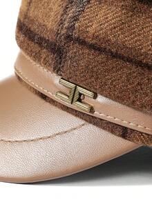 1 pieza Boina retro elegante, con estampado de cuadros y decoración de letra metálica, estilo gorra de periódico, adecuada para uso diario de mujeres