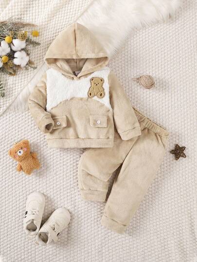 两件套幼儿男童时尚休闲套装 - 白色仿背心拼接杏色连帽长袖羊毛运动衫，带熊装饰，杏色毛绒裤，2025 年秋冬新品