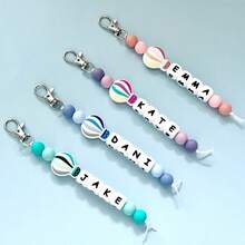 1 件定制返校个性化彩虹钥匙扣、返校串珠钥匙扣、钥匙扣标签、姓名标签、教师礼物、粉色彩虹热气球 - 字母珠鑰匙圈 - 查看 8