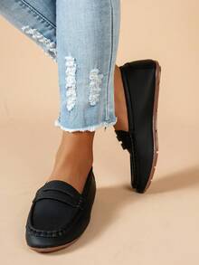 Damen Flache Loafer mit Hohldekor, Rundkappe rutschfeste Lässig Slip-On Schuhe, bequeme schwarze Mokassins für Frühling & Herbst - Schwarz - Übersicht 4