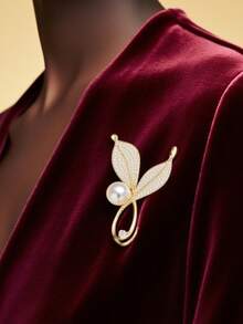 1pc Elegant Pearl Leaf Design Brooch, High-End Decoration For Coat, Dress, Jacket, Gift For Wife, Friend, Special Occasions Dress Accessories Pin For Clothes Bag Charm School Office Accessories Shirts Jewelry Christmas Halloween Clothes Pin Funny Cute Teacher Gifts