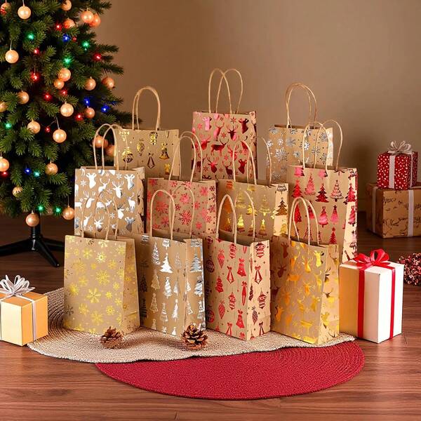 12/24 unidades de sacolas de presente com tema natalino, conjunto com 12 padrões variados, estampagem em folha e artesanato em relevo, árvore de Natal de desenho animado, rena, design de floco de neve, embalagem de papel kraft, artigos para festas de Natal