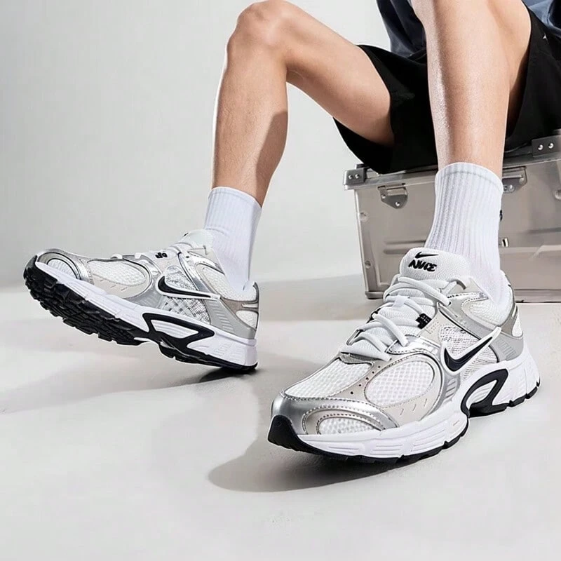 耐克男士V5 RNR复古跑步休闲运动鞋，HJ5228-104 - 白色 - 查看 1