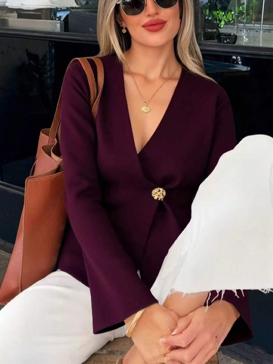 朴素时尚的金属纽扣 V 领长袖不对称下摆开衫，优雅简约的基本款商务休闲圣诞上衣，适合秋冬季女士穿着