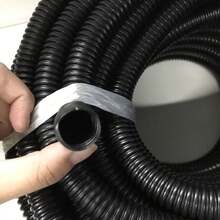 25m Rolle mit 1,8cm-2cm Durchmesser schwarzem PVC gewelltem Rohr, weich & flexibler Schutzkanal, resistent gegen Nagetiere & Insekten, offenes Ende
