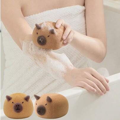 可爱水豚沐浴海绵 - 柔软低敏，浅米色，温和去角质清洁。完美的浴室装饰，经久耐用，是理想的沐浴用品。萌趣的水豚造型和柔软的浅米色材质，带来轻松愉悦的沐浴体验，非常适合面部和身体去角质。另有可爱沐浴海绵、大号沐浴海绵及其他沐浴用品可供选择。