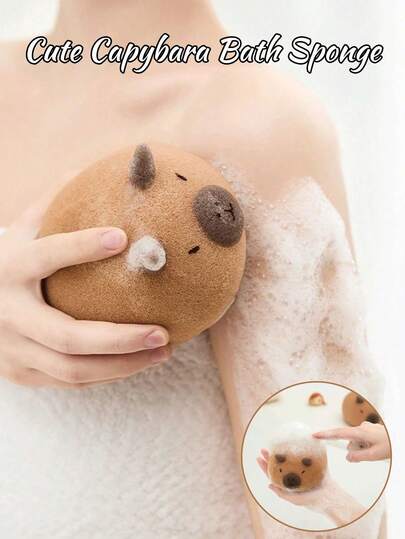 Sfera da bagno carina a forma di capibara - Sfera da bagno morbida e ipoallergenica, sfera da bagno delicatamente esfoliante e detergente in beige chiaro. Perfetta per la decorazione del bagno, accessori da bagno durevoli e giochi in vasca da bagno. Il motivo carino del capibara e il materiale morbido beige chiaro creano un'esperienza di bagno divertente e rilassante, perfetta per scrub viso e corpo. Spugna da bagno carina, spugna da bagno grande e accessori da bagno.