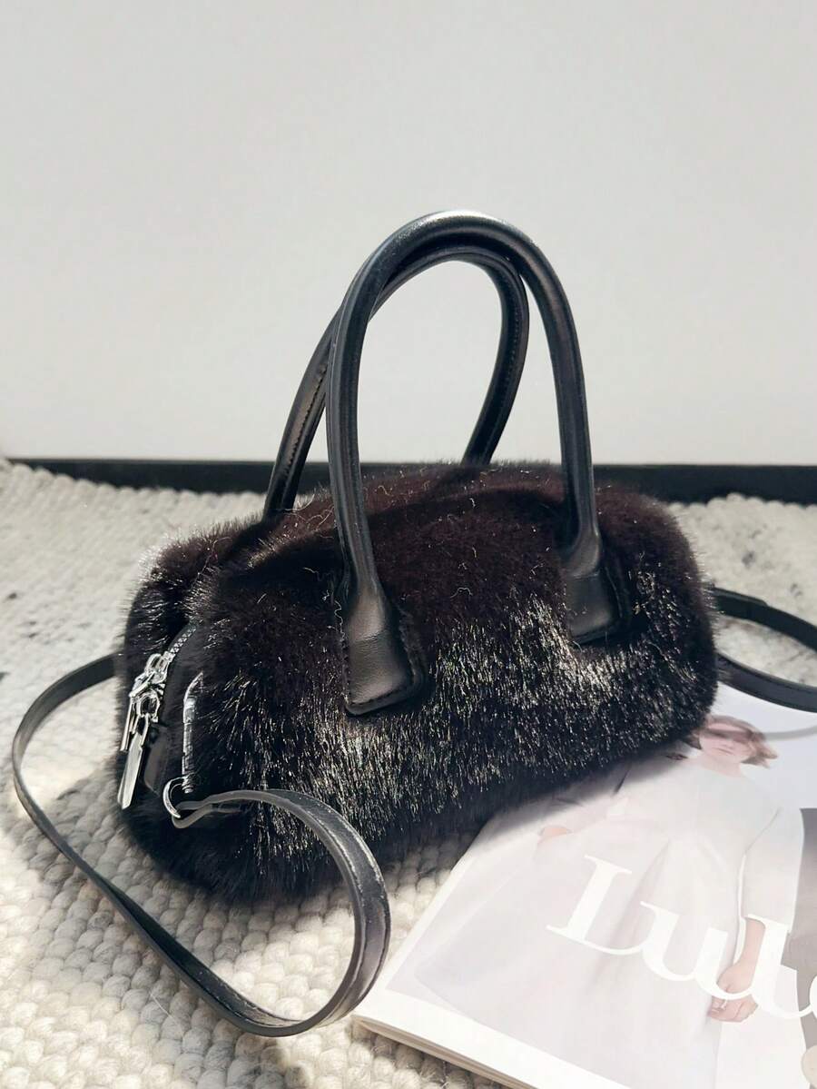 El tipo de bolso preferido para los bolsos de mujer son los nuevos bolsos de lujo de felpa de las señoras en otoño e invierno de 2025. Los bolsos y bolsos con textura japoneses y coreanos son diseños retro y de nicho. Es la mejor opción para enviar a una novia, ir de compras, el campus universitario y regalar en otoño e invierno.