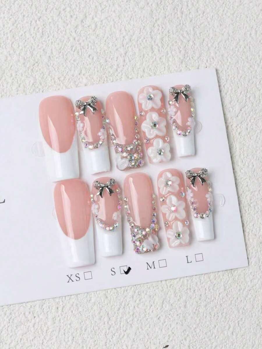 Bộ 10 miếng dán móng tay hình chữ nhật cỡ lớn đính đá và nơ, có thể tái sử dụng, 4 kích cỡ, phù hợp cho bé gái/phụ nữ, diễn viên, biểu diễn sân khấu, lễ hội, tiệc tùng, đám cưới, sử dụng hàng ngày. Móng tay giả thủ công. - trắng - Xem 1