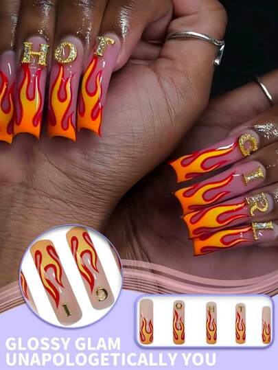20 piezas de uñas postizas XXL extra largas y curvas, base nude con puntas de fuego rojo-naranja y dijes de letras doradas, estilo brillante Y2K, fácil de poner y quitar, incluye pegamento de gelatina y mini lima, kit de uñas para fiestas, festivales, conciertos y Halloween