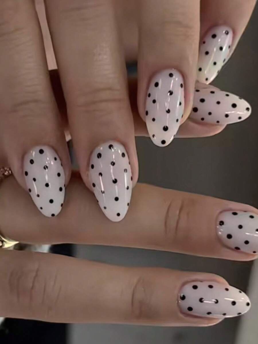 24片黑色波点美甲贴纸，短杏仁形美甲套装，包含1张贴纸和1个迷你指甲锉，适合日常美甲。 - 彩色 - 查看 1