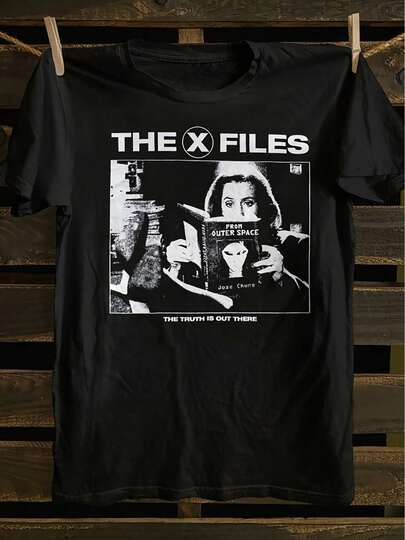 510 - Áætlað Impresión Gráfica Negra en Stuttermabol, Top Frjálslegur con Bufanda Blanca, Haltar para Verano e Invierno, Kvenfatnaður.