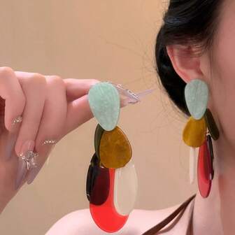 1 par överdrivna örhängen med akrylfärgade droppformade tofsar