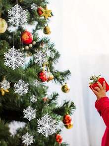 30 pièces de flocons de neige en plastique blanc artificiels pour la décoration de fête de Noël, anniversaire, festival. Ensemble d'ornements pour sapin de Noël - décorations suspendues de flocons de neige pour les célébrations de Noël et du Nouvel An, sans alimentation électrique nécessaire