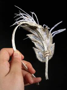 1 szt. Elegancka opaska z piórami, ozdoba do włosów, ozdoba ślubna, wianek kwiatowy na ceremonię, występ, imprezę, odpowiednia na festiwal, Dzień Matki, Miesiąc Dumy, powrót do szkoły, Wielkanoc i inne święta, opaska do włosów, obręcz do włosów