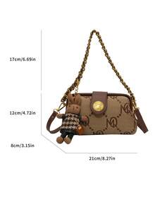 这款时尚新款女士方形手提包采用印花图案设计，配有独特的肩带和吊坠装饰，以及可调节长肩带。非常适合日常购物、通勤和度假等场合。 - 卡其色 - 查看 2