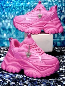 Tênis com Plataforma Espessura de 7cm, Decoração de Borboleta de Metal Prateado em Bege, Sapatos Esportivos na Moda, Presente Versátil para Estilo Punk, Plus Size, Confortável e Quente para Outono/Inverno, Adequado para Adolescentes, Estudantes Universitárias, Uso Externo, Todas as Estações, Sandálias Casuais de Malha Respirável e Secagem Rápida, Adequadas para Uso Diário, Encontros, Academia, Trabalho, com Salto Cunha para Aumento de Altura