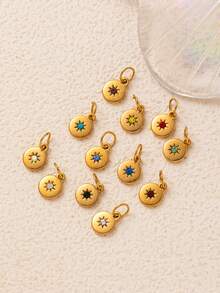 قطعة واحدة من قلادة بنمط نجمي من الزركونيا تمثل الأشهر الاثني عشر للميلاد، مناسبة لصنع قلائد DIY، أساور، أقراط، سلاسل حقائب، مفاتيح. مصنوعة من الفولاذ المقاوم للصدأ مع زركونيا ملونة ومطلية بالذهب عيار 18 قيراط، ويمكن شراؤها كهدية للزوجات والأمهات والصديقات وكإكسسوارات مجوهرات للنساء وإكسسوارات DIY وإكسسوارات سلاسل المفاتيح وغيرها