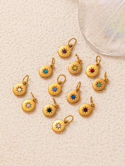 1 件星形锆石吊坠，代表出生十二个月，适合制作 DIY 项链、手链、耳环、包链、钥匙扣等。采用不锈钢材质，镶嵌彩色锆石，并镀 18K 金，可作为送给妻子、母亲、女友、女士珠宝配饰、DIY 配饰、钥匙扣配饰等的礼物。