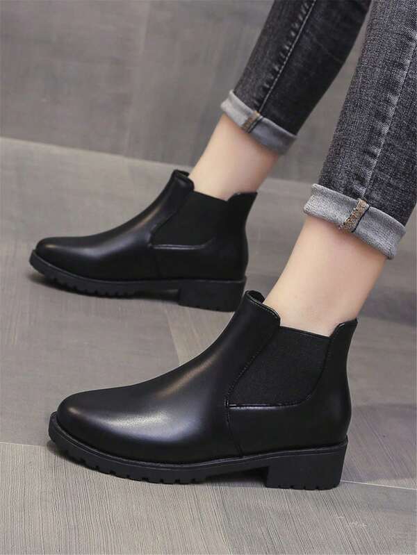 A Pair Of Black Short Boots With Thick Heels And Round Toes For Sports | Home And Sportswear | New For Winter 2025 | British Vintage | Round Toe | Elastic Ankle | Ankle Boots | Thick Sole | Boots | Women's Short Boots | Warm And Fluffy Winter Shoes