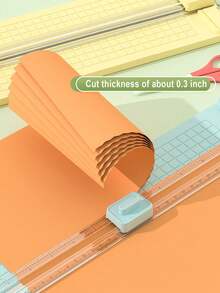 Taglierina multifunzionale 4 in 1 a colori macaron: taglio preciso diritto/curvo/perforato/con goffratura, scorrimento bilaterale con scala graduata, adatta per journaling, craft, organizzazione documenti, articoli di cartoleria best seller. Infonde il taglio della carta con praticità professionale e tocco artistico, crea uno spazio di lavoro efficiente e creativo. Design portatile a colori macaron adatto alle donne.