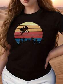 Camiseta gráfica de ciclismo al atardecer retro para mujer, de cuello redondo y corte relajado con estampado único, cómoda para uso diario, tela de mezcla de algodón suave y transpirable, perfecta para un estilo informal y aventuras al aire libre. - Negro - Ver 1