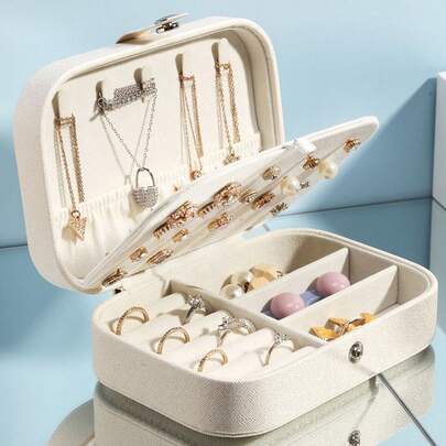 1个大容量首饰收纳盒，旅行首饰整理盒，化妆品收纳盒，多隔层首饰展示盒，礼品收纳盒，翻盖设计，适合收纳戒指、项链、耳环、手表、口红和其他配饰，床边户外皆宜，优雅国际风，是送给女孩的理想礼物，可作包包或化妆包使用。
