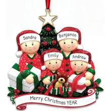 1 pezzo Decorazione natalizia personalizzata in legno per albero di Natale, ornamento natalizio per la famiglia - Ornamento natalizio personalizzato 2026 con nomi dei membri della famiglia, personalizzato per la famiglia, decorazioni per albero di Natale, multifunzionale, ornamentale, riutilizzabile, raffinato, elegante, di alta qualità, colorato, moderno, personalizzato, regali ideali per lei, tea room, casa, ufficio, per anniversari