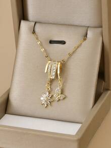 قلادة من الفولاذ المقاوم للصدأ مرصعة بالزركونيا المكعبة بتصميم هندسي أنيق للنساء، مناسبة للارتداء اليومي، تتميز بتصاميم نجمة البحر والصدفة والبصمة والزهرة ذات 8 بتلات والفراشة والزنبق والنجمة ذات 8 نقاط والعباد الشمس والشارة النقدية، مطلية بالذهب عالية الجودة، إكسسوارات ذهبية للنساء، هدية عيد الميلاد وهدية عيد الهالوين - الزهور والفراشات - مشاهدة 4