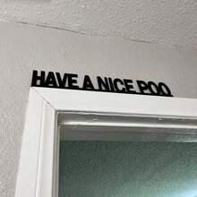 1 pieza Letrero de metal para decoración de pared del hogar - "Que tengas una agradable visita al baño", arte de pared de madera fabricada con inspiración, decoración para el hogar resistente a las manchas, diseño gráfico moderno, con adhesivo para montar en la entrada, dormitorio, baño