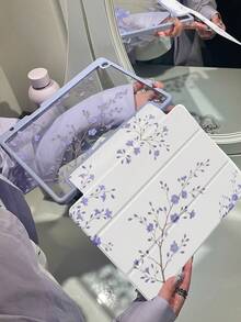 这款精美可爱的卡通紫色花草双面彩绘亚克力透明水晶背壳具有防震功能，适用于 iPad 第七代、第八代（10.2 英寸）和第十代。它内置笔槽，支持睡眠唤醒功能/多种折叠支架方式。这些都是绝佳的万圣节和新年礼物。 - 彩色 - 查看 4