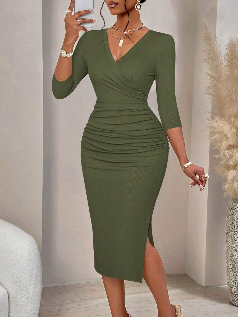 AIJ Vestido midi ajustado con cuello en V fruncido, mangas 3/4 y estampado ondulado, elegante para primavera
