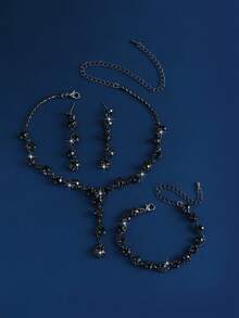 四件时尚水钻项链、耳环和手链套装，适合日常佩戴或婚礼等浪漫场合。（1 条项链 + 1 对耳环 + 1 条手链）