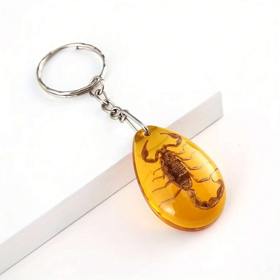 1 Piece Luminous Imitation Amber Scorpion Pattern Keychain - Luminous Resin Keychain Pendant - High Transparency Resin Synthetic Amber Design, Glows At Night, Fluorescent, Halloween Gift, Back-To-School Gift, Nature Theme Gift, Party Gift, Unisex, Outdoor Enthusiast, Lightweight And Durable, Car Decoration, Car Key Pendant |   Bag Pendant |   Fun Accessory, An Ideal Gift Choice For Friends, Couples, And Family Members - 琥珀色 - 查看 1