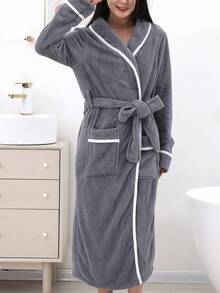 1 pièce Peignoir avec bordure contrastée à ourlet étendu, vêtement d'intérieur décontracté pour tous les jours, mariage d'été, salle de bain, décoration de retour à l'école - Gris pâle - Voir 10