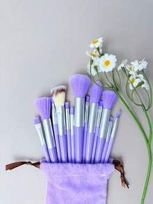 一套33支化妆刷（含束口收纳袋），包括粉扑、化妆海绵、腮红刷、粉底刷、眼影刷、修容刷、眼影刷、软毛刷、腮红刷、专业化妆刷套装、女士化妆刷套装、洗脸刷套装、化妆刷套装、化妆刷套装、全套化妆刷、化妆刷套装、化妆礼盒套装