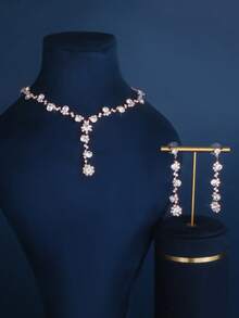 四件时尚水钻项链、耳环和手链套装，适合日常佩戴或婚礼等浪漫场合。（1 条项链 + 1 对耳环 + 1 条手链）