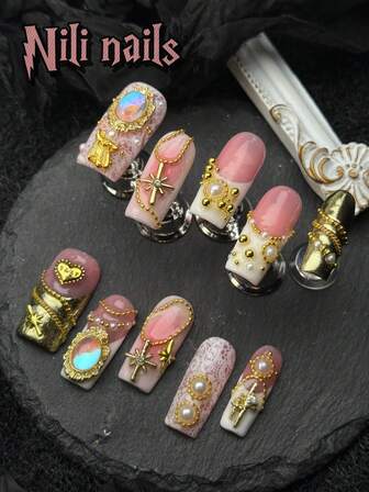 10 Stücke handgefertigter, vollständig abgedeckter Fake Nagel Sets, quadratische Nägel mit weißer&goldener französischer Spitze, französischer Metalstil, künstlerischer Stil, Spitzendesign 3D Kunstperle Design Herz&Stern, asymmetrische Linien&Blasen Perlen Verzierung, Aufklebe-Acrylnägel geeignet für Mädchen für Treffen, Themenpartys und andere Aktivitäten, ausgestattet mit 1 Mini Nagelfeile und 1 doppelseitigem Klebestreifen