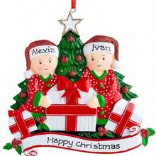 1 pezzo Decorazione natalizia personalizzata in legno per albero di Natale, ornamento natalizio per la famiglia - Ornamento natalizio personalizzato 2026 con nomi dei membri della famiglia, personalizzato per la famiglia, decorazioni per albero di Natale, multifunzionale, ornamentale, riutilizzabile, raffinato, elegante, di alta qualità, colorato, moderno, personalizzato, regali ideali per lei, tea room, casa, ufficio, per anniversari